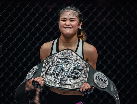petarung-wanita-mma-cetak-sejarah-lewat-kemenangan-cepat