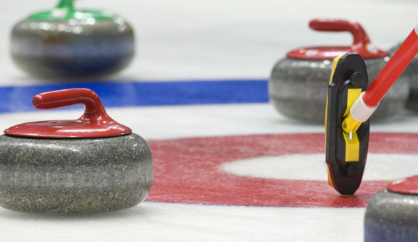 mengapa-curling-disebut-catur-di-atas-es-penjelasan-lengkap