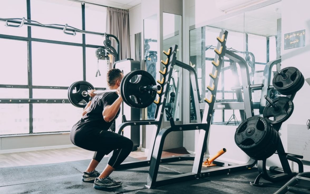 tips-gym-memaksimalkan-alat-beban-untuk-pemula