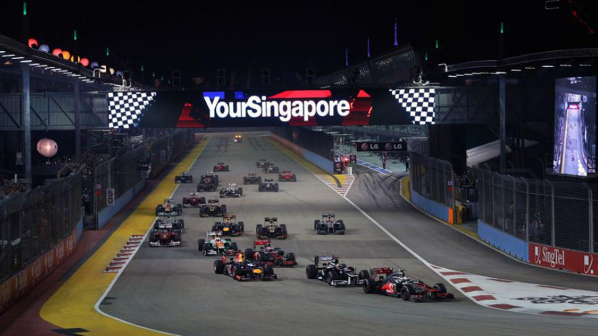 Sorotan Balapan Formula Satu Di Sirkuit Jalan Raya Kota